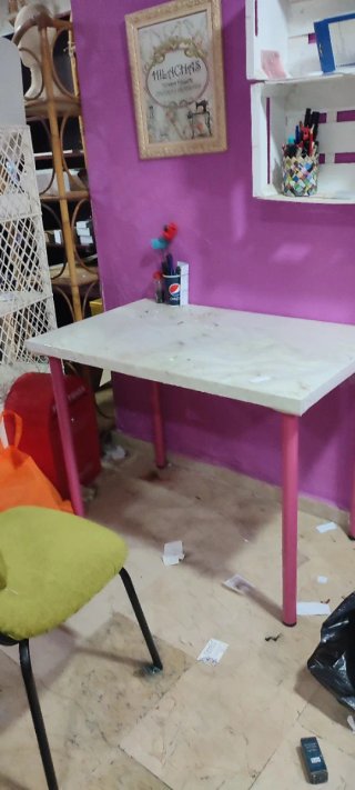 Mesa Ikea Blanca con Patas Rosas Desmontable