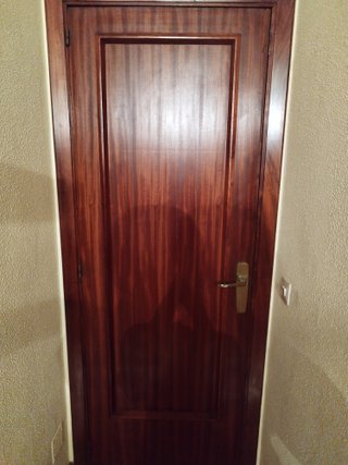 Puerta de madera con marco y manilla
