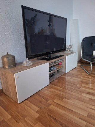 Mueble de televisión madera y blanco