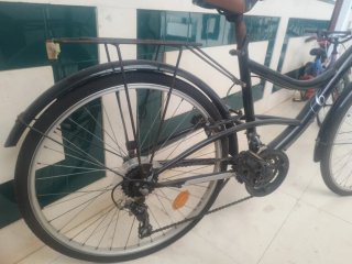 Bicicleta Urbana Negra con Portaequipajes