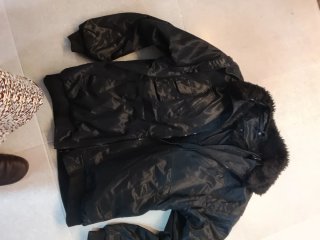 Chaqueta Negra con Cuello de Pelo Talla xl