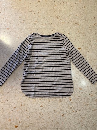 Camiseta de rayas gris y negra