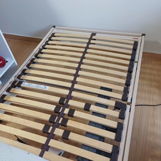 Cama articulada con somier de láminas y colchón