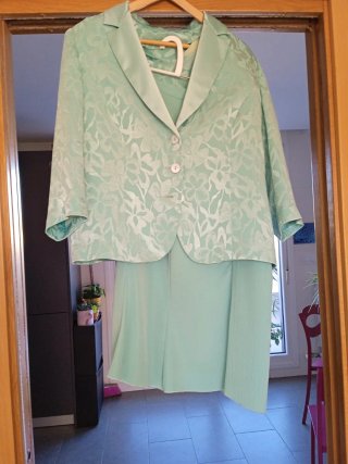 Traje Consta de falda blusa y chaqueta