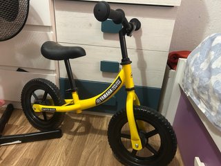 Bicicleta de equilibrio infantil amarilla