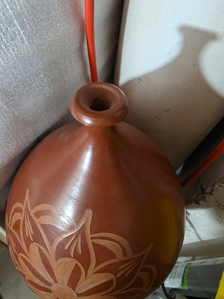 Jarrón de Terracota con Relieve