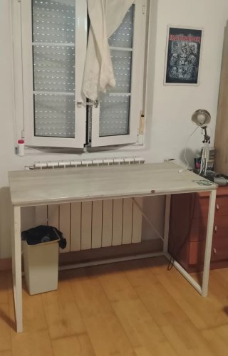 Escritorio con estructura metálica
