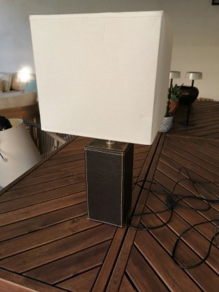 Lámpara de mesa con base de piel sintética