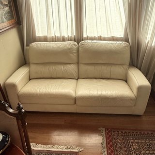 Sofá de piel beige