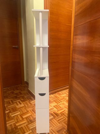 Mueble de baño estrecho blanco
