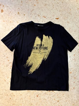 Camiseta Negra Zara con Estampado Dorado
