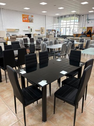 Mesa de Comedor con 6 Sillas Negras.
