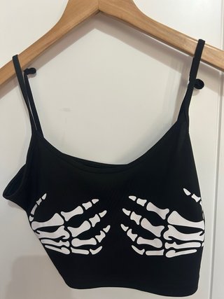Top Negro con Estampado de Manos de Calavera