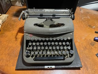 Máquina de escribir portátil Regia, años 40 / 50