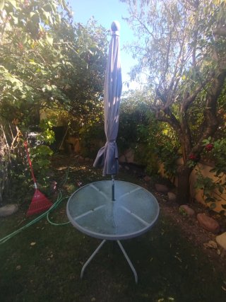 Mesa de Jardín con Sombrilla