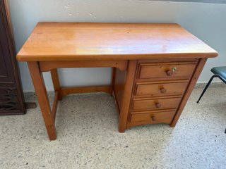 Escritorio de madera con cajonera
