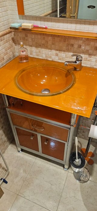 Mueble de baño con lavabo y espejo