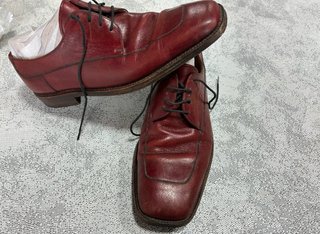 Zapatos de piel rojos