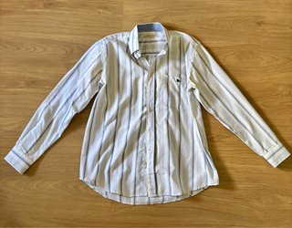 Camisa de rayas azul y blanca