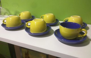 SET 6 TAZAS EXPRESO AMARILLAS Y AZULES CON PLATOS