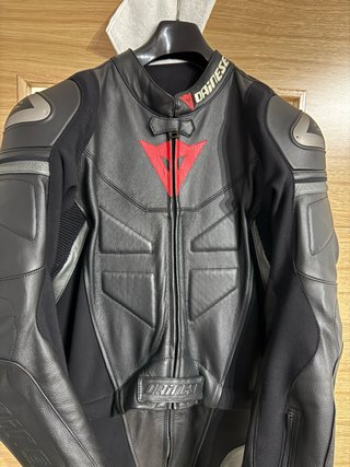 Mono de cuero para motorista Dainese