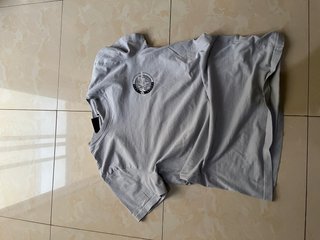Camiseta Gris con Estampado