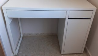 Escritorio blanco con cajonera