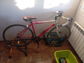 Bicicleta de carretera Btwin y rodillo
