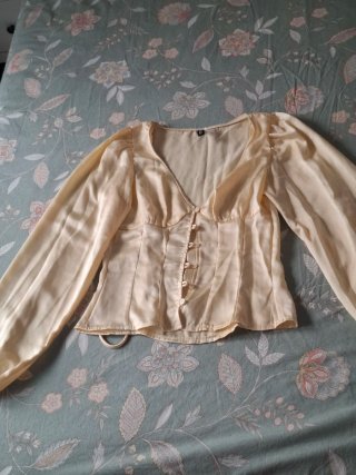 Blusa entallada romántica