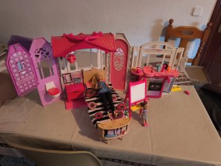 Casa de Barbie Maletín con muñeca Barbie y niña.