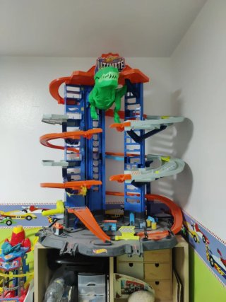 Garaje Hot Wheels Ultimate con Dinosaurio