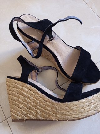 Sandalias de cuña negras