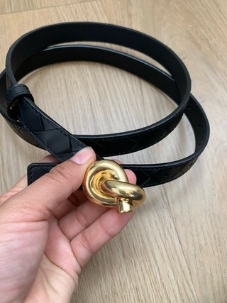 Cinturón Negro con Hebilla Dorada