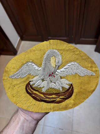 Antigua pieza religiosa bordada