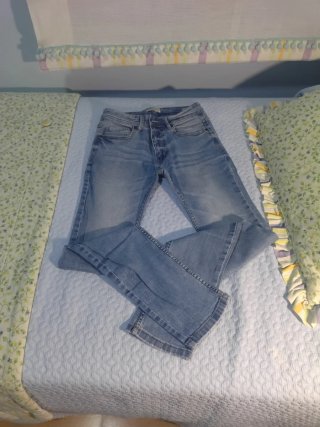 Pantalón vaquero azul desgastado