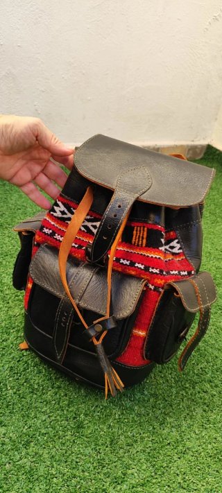 Mochila marroquí de cuero y tejido Kilim