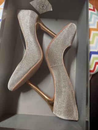 Zapatos de tacón aguja dorados