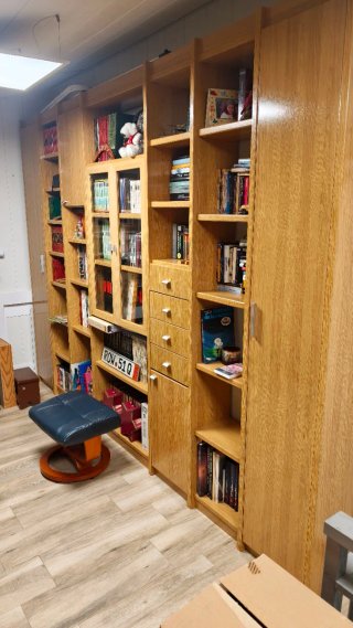 Librería de madera amplia