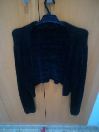 Chaquetita corta de pelo negra