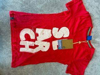 Camiseta roja con estampado