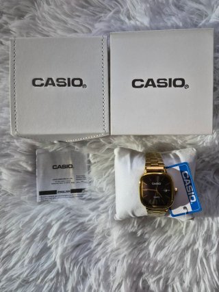 Reloj Casio Vintage Cuadrado Dorado Esfera Negra