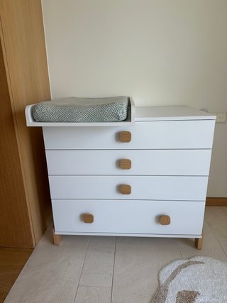 Cómoda con cambiador de madera blanca