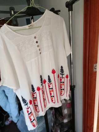 Blusa Blanca con Bordados