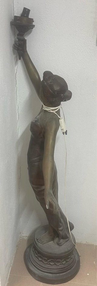 Lámpara de pie figura mujer bronce