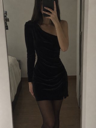 Vestido de fiesta negro asimétrico