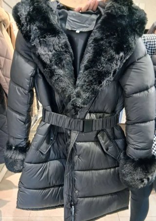 Chaqueta acolchada negra con pelo
