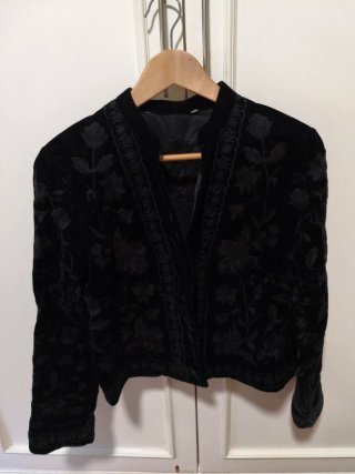 Chaqueta Negra Bordada