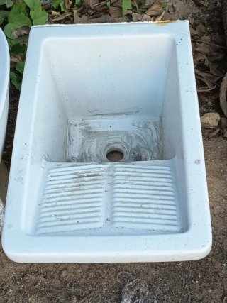 Pila de cerámica blanca