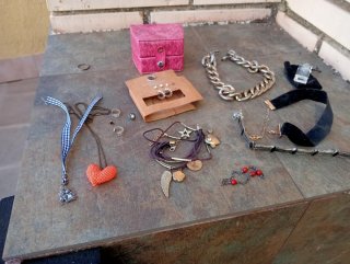 Lote de pendientes y collares variados