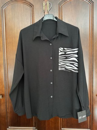 Camisa Negra con Bolsillo de Cebra